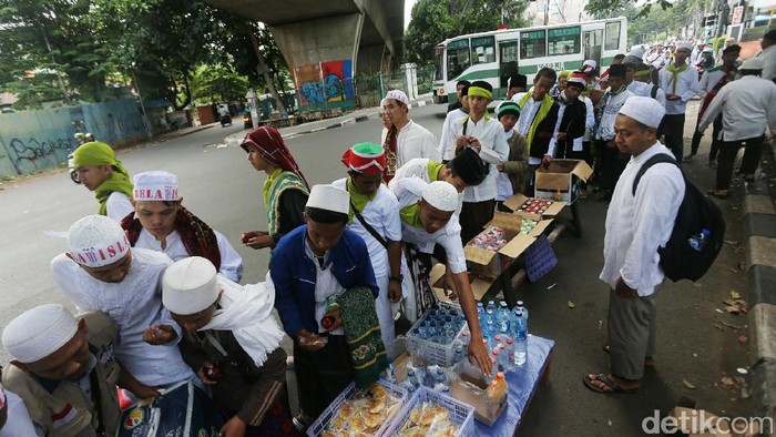 Penjual Roti di Manggarai Konvoi ke Monas, Bagi-bagi Dagangan Gratis