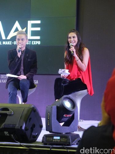 Luna Maya Tidak Takut Eksis di Pameran Makeup Saat Ada Aksi 2 Desember
