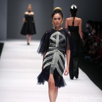 Koleksi Ivan Gunawan mengangkat tema Manggali di Jakarta Fashion Week 2017. Senayan City. Jakarta. [Foto: Mohammad Abduh/Wolipop]