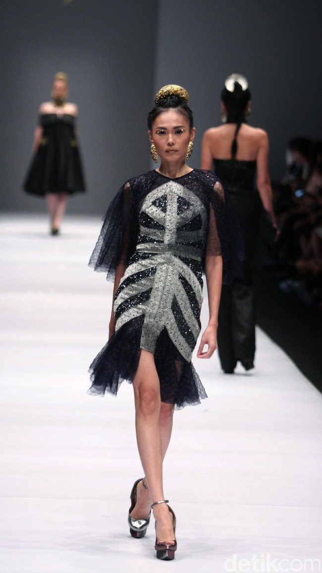 Koleksi Ivan Gunawan mengangkat tema Manggali di Jakarta Fashion Week 2017. Senayan City. Jakarta. [Foto: Mohammad Abduh/Wolipop]