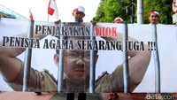 Massa aksi damai membawa sejumlah spanduk.