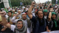 Massa dengan tertib berjalan perlahan meninggalkan lapangan Monas.