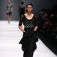 Koleksi Ivan Gunawan mengangkat tema Manggali di Jakarta Fashion Week 2017. Senayan City. Jakarta. [Foto: Mohammad Abduh/Wolipop]