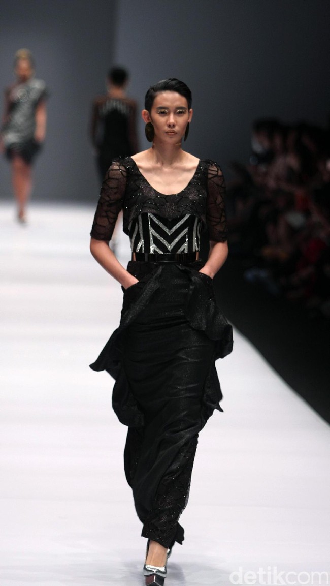 Koleksi Ivan Gunawan mengangkat tema Manggali di Jakarta Fashion Week 2017. Senayan City. Jakarta. [Foto: Mohammad Abduh/Wolipop]