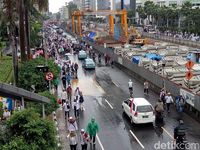 Jalan MH Thamrin Dibuka, Arus Lalin dari Monas ke Bundaran HI Padat Merayap