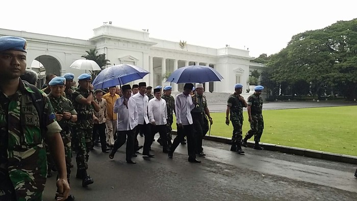 Jokowi Tiba di Monas Saat Azan Berkumandang, Massa 2 Desember Berdiri
