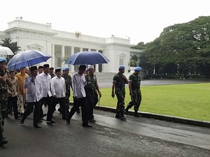 Payung Biru Jokowi Sita Perhatian Netizen