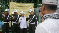Aksi damai kian terasa, seorang peserta aksi terlihat selfie bersama PM. Agung Pambudhy/detikFoto.