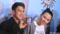 Keduanya menunjukkan foto anak lelaki mereka yang lahir pada 14 November lalu. Veynindia Esaloni Pardede/detikFoto.