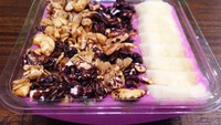 Energy Bowls ini tersusun dari smoothies buah naga yang diberi granola dan irisan pisang. Pada smoothies ada campuran buah naga, nanas, mangga dan pisang. Segar! Cocok disantap bersama granola renyah dan pisang. 