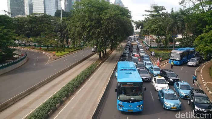 Peserta Aksi Damai Long March di Jalan Sudirman, Lalin Macet