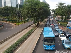 Peserta Aksi Damai Long March di Jalan Sudirman, Lalin Macet