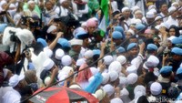 Presiden Jokowi hujan-hujan untuk menghadiri salat Jumat di Monas.