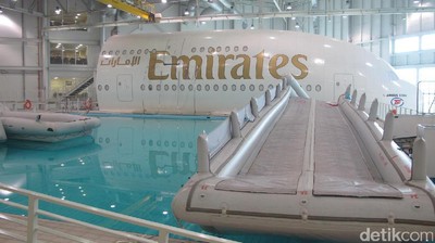 Foto Kolam Renang Pramugari Emirates