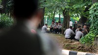 Polisi duduk-duduk di bawah pohon di sekitar kolong jembatan Taman Ria Senayan.