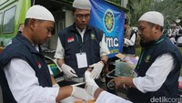 Ada pula sejumlah relawan yang melakukan perawatan kepada para peserta aksi. Agung Pambudhy/detikFoto.
