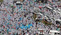 Ketika masuk waktu salat Jumat, para peserta aksi kompak membentuk saf. REUTERS/Beawiharta.