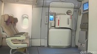Door Trainer merupakan kelas pelatihan yang tak kalah penting. Di sini dilatih bagaimana cara membuka pintu darurat, termasuk melihat situasi di luar pesawat terlebiih dulu dengan gambar visual misalnya di luar pintunya terjadi kebakaran atau hujan deras. Keputusan harus tepat (Afif/detikTravel)