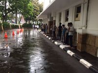 Saat Massa Aksi 2 Desember Salat Jumat dengan Berpayung dan Berjas Hujan