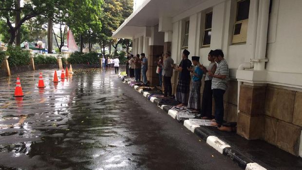 Ada juga yang salat Jumat di pinggiran gedung.