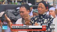 Saat Massa Aksi 2 Desember Salat Jumat dengan Berpayung dan Berjas Hujan