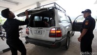 Mobil dari Timor Leste juga diperiksa oleh petuga Bea dan Cukai saat masuk ke Indonesia.
