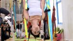 Seksinya Selvi Kitty Lakukan Yoga Swing