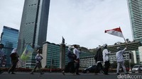 Beberapa juga membawa atribut berupa bendera merah putih.