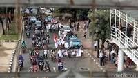 Massa membawa sejumlah atribut.