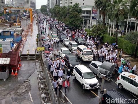 Jalan MH Thamrin Dibuka, Arus Lalin dari Monas ke Bundaran HI Padat Merayap