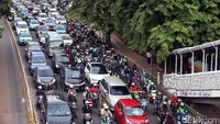 Kendaraan terjebak macet di Jalan Sudirman.