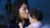 Sarwendah mengecup kepala sang putri. Pool/Ismail/detikFoto.