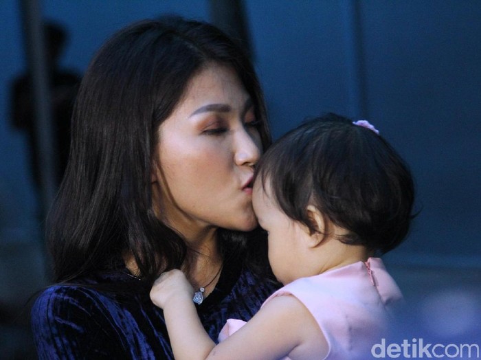 Sarwendah Tak Tenang Jika Tinggalkan Anak Bekerja