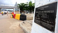 Di depan pintu masuk Indonesia terdapat monumen Indonesia-Timor Leste.