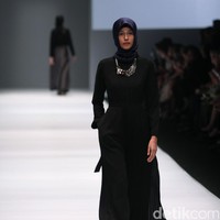 Koleksi Brand Jenahara Black Label mengusung tema Ignis Fatuus di Jakarta Fashion Week 2017. Senayan City. Jakarta [Foto: Mohammad Abduh/Wolipop]