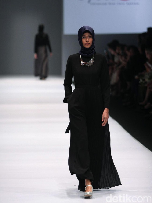 Koleksi Brand Jenahara Black Label mengusung tema Ignis Fatuus di Jakarta Fashion Week 2017. Senayan City. Jakarta [Foto: Mohammad Abduh/Wolipop]