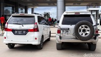 Mobil Indonesia (kiri) dan Timor Leste (kanan) parkir dekat pintu masuk.