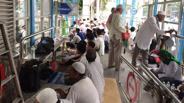 Massa Aksi 2 Desember Gelar Sajadah di Jalan Medan Merdeka Timur