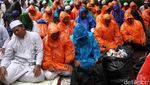 Momen Khusyuk Massa Salat Jumat Berjas Hujan