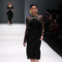 Koleksi Ivan Gunawan mengangkat tema Manggali di Jakarta Fashion Week 2017. Senayan City. Jakarta. [Foto: Mohammad Abduh/Wolipop]