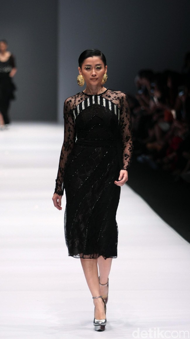 Koleksi Ivan Gunawan mengangkat tema Manggali di Jakarta Fashion Week 2017. Senayan City. Jakarta. [Foto: Mohammad Abduh/Wolipop]