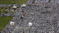 Massa aksi damai 2 Desember memutihkan lapangan Monas.