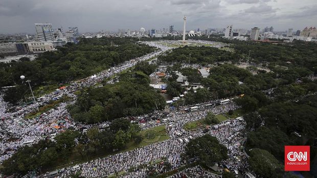 Hundreds of thousands of Muslims followed the 212 actions taken in the Monas area and at the horse statue roundabout in Jakarta on December 2, 2016.