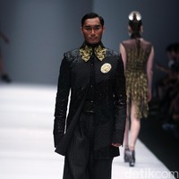 Koleksi Ivan Gunawan mengangkat tema Manggali di Jakarta Fashion Week 2017. Senayan City. Jakarta. [Foto: Mohammad Abduh/Wolipop]
