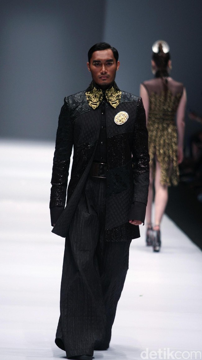 Koleksi Ivan Gunawan mengangkat tema Manggali di Jakarta Fashion Week 2017. Senayan City. Jakarta. [Foto: Mohammad Abduh/Wolipop]