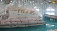 Kolam renang di Emergency Evacuation Training Hall digunakan untuk pendaratan darurat pesawat di atas air. Kedalaman kolamnya paling dalam sedalam 1,8 meter. Semua pramugari Emirates diwajibkan bisa berenang! (Afif/detikTravel)