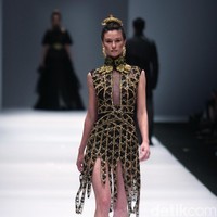 Koleksi Ivan Gunawan mengangkat tema Manggali di Jakarta Fashion Week 2017. Senayan City. Jakarta. [Foto: Mohammad Abduh/Wolipop]