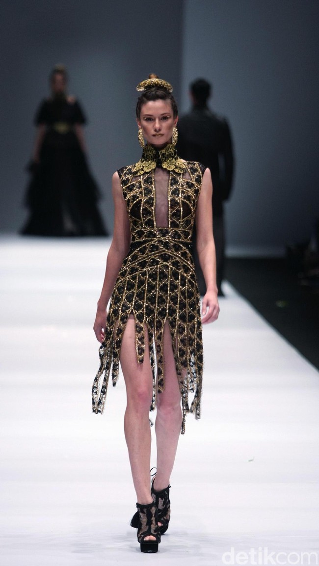 Koleksi Ivan Gunawan mengangkat tema Manggali di Jakarta Fashion Week 2017. Senayan City. Jakarta. [Foto: Mohammad Abduh/Wolipop]