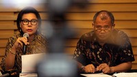 Mereka disangka mendapatkan suap dari pengusaha atas nama Triswara Dhani Brata dan Hendriza Soleh Gunadi. Dua pengusaha itu juga ditetapkan sebagai tersangka pemberi suap.