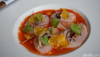 Pada tanggal 24 dan 25 Desember Anda bisa mencicip sajian spesial dari Chef Andri Dionysius. Salah satu menu pembukanya adalah Hokkaido Scallop. Scallop segar yang diracik dengan saus roasted red pepper tiradito disajikan segar lengkap dengan sedikit tambahan minyak basil.